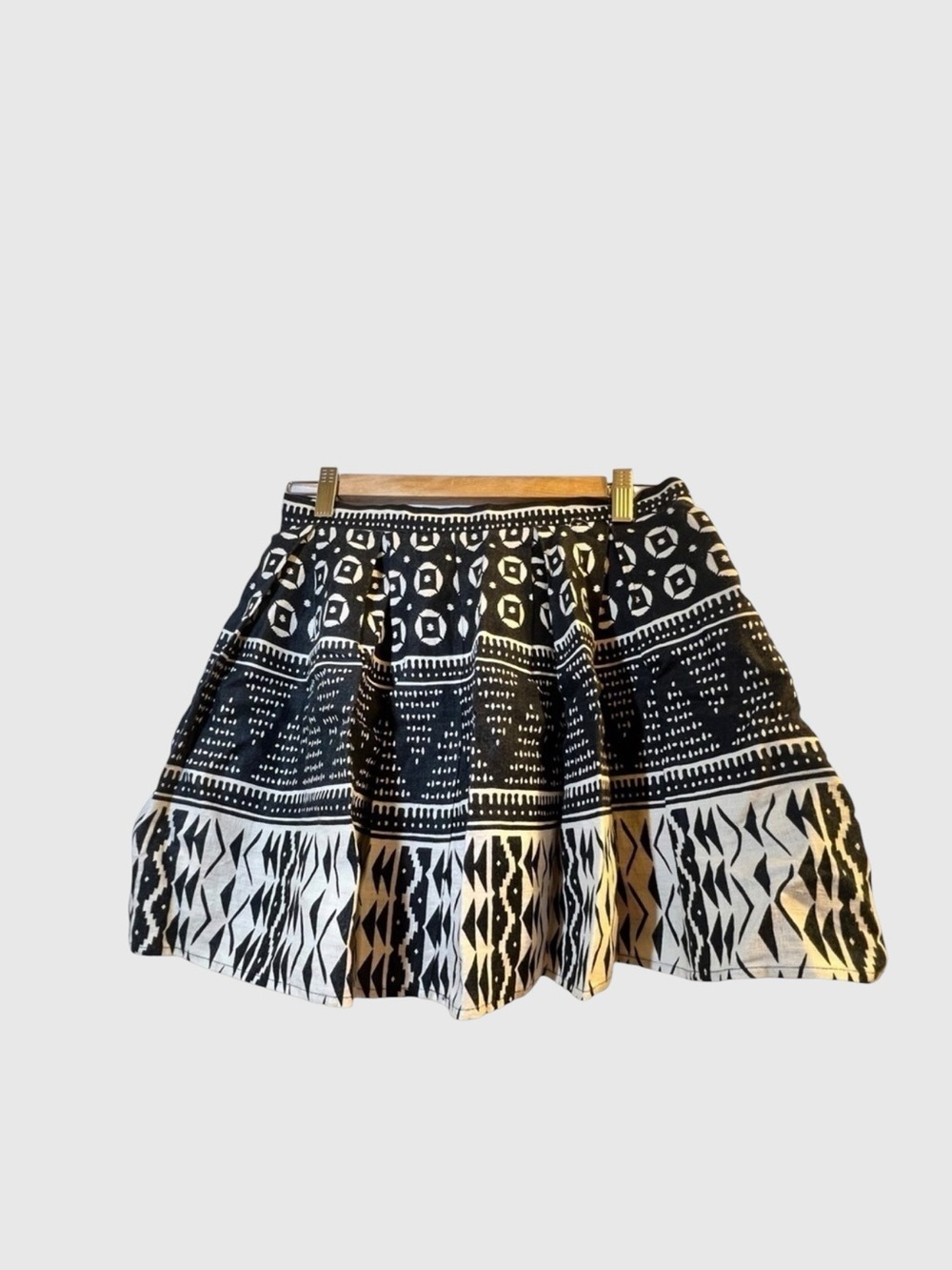 Sale Forever 21 Women's Skirt Size 28/S Black White Lined Pleated Skirt